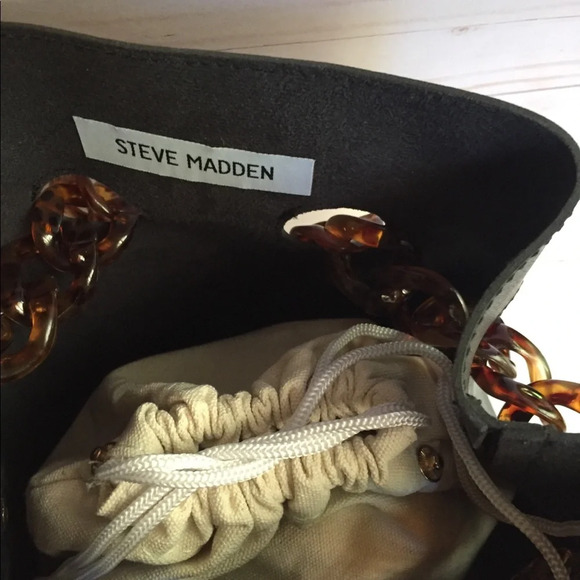 Steve Madden Faux Leather Black Bucket With Acrylic Chain + A Pouch Handbag BNWT - Picture 3 of 8